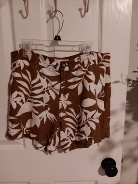 Old Navy Brown & White Leaf-Print Shorts. 8